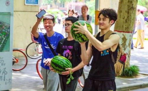传媒大学同学吃瓜,揭秘校园里的“吃瓜”风云