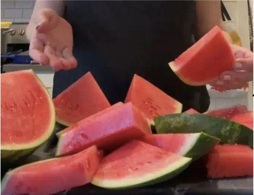 外国最新吃瓜,揭秘外国最新“吃瓜”事件