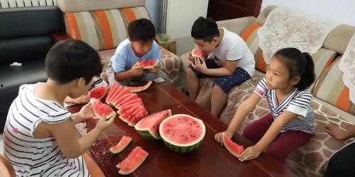 托儿小课堂吃瓜,趣味吃瓜时光，快乐成长每一天